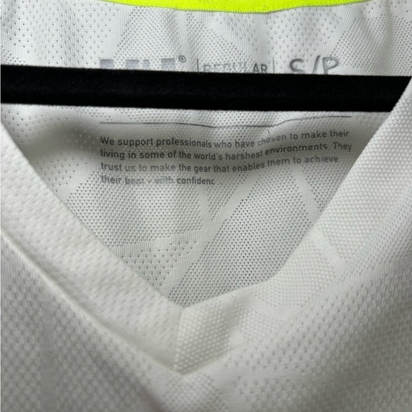 Helly Hansen - Women's White V-Neck Top in Size S - Picture 8 of 9